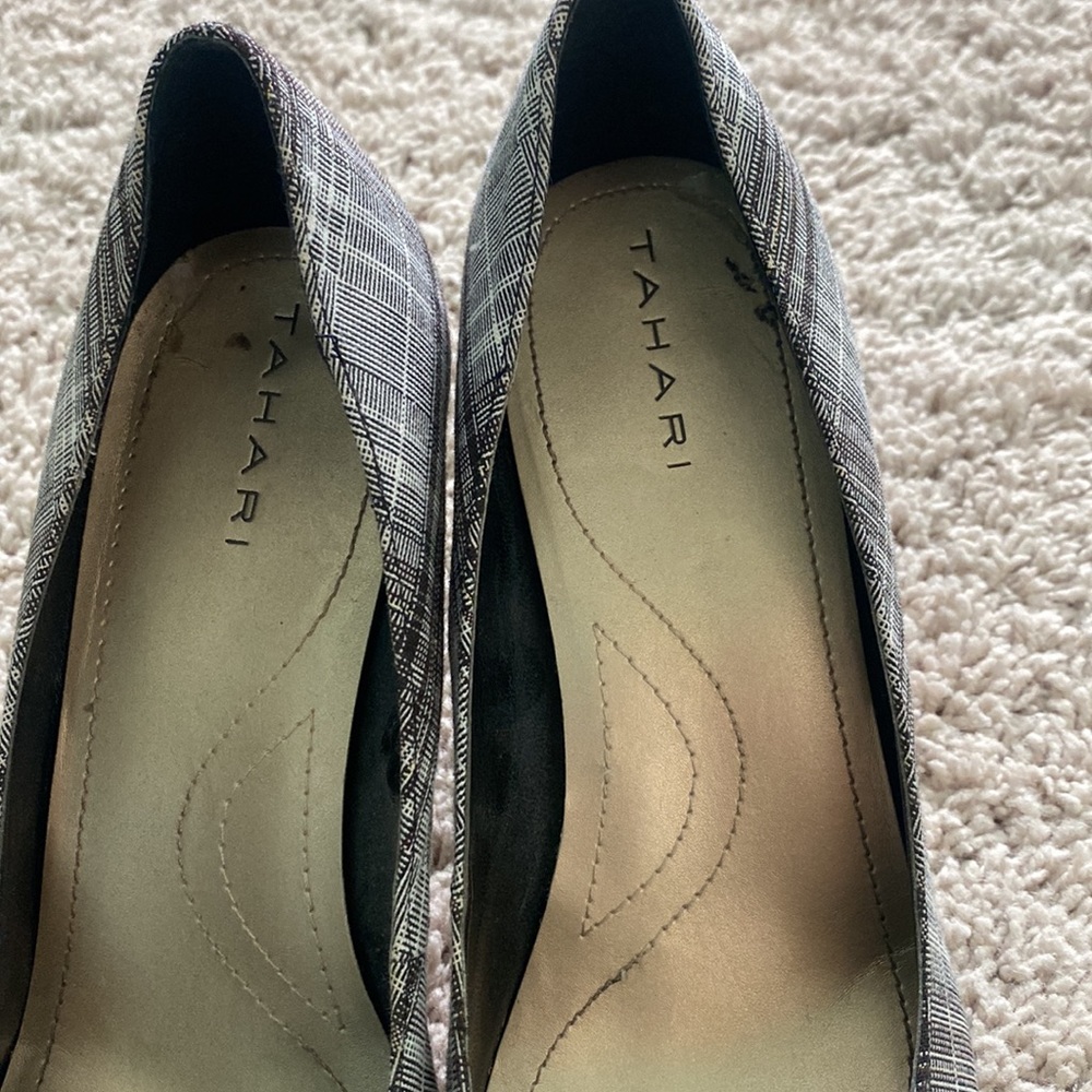 Black and white heels Tahari size 8M - Picture 3 of 5